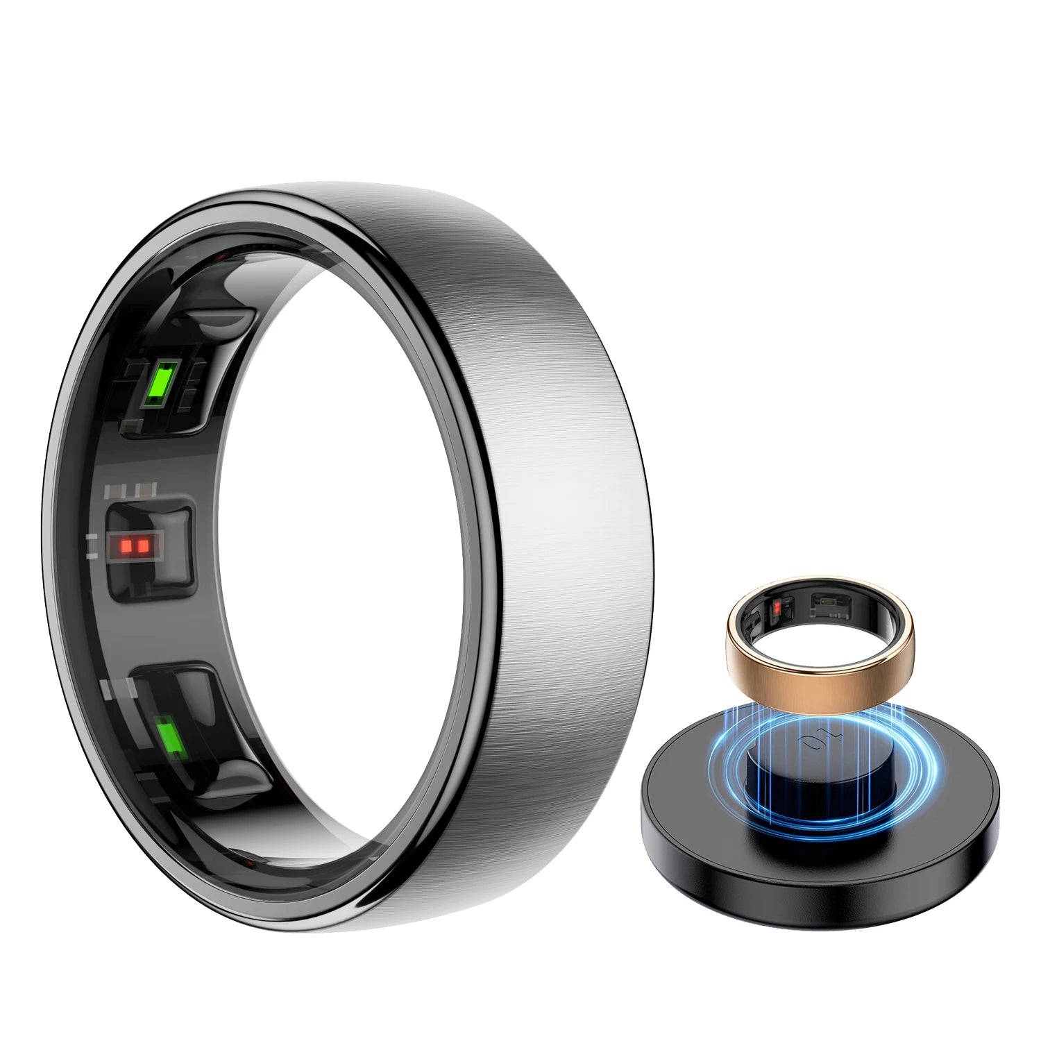 Een zilverkleurige slimme ring met glanzende zwarte binnenkant en groene/rode LED-indicatoren, naast een goudkleurige variant op een draadloze oplader voor gezondheidsmonitoren. - Foto 1