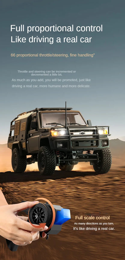 De ZWN MN82S 1:12 RC Toyota Land Cruiser in bruin, met zichtbare rubberen banden en metalen bumper, staat op rotsachtig terrein. Officieel licentiepro
