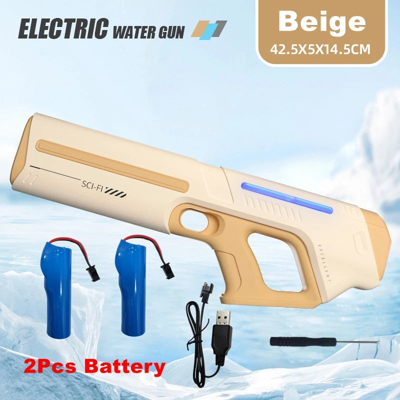 Een witte elektrische waterpistool met blauwe LED-verlichting, vastgehouden door een jonge vrouw in jeans. Geschikt voor speelplekken en zomerfeesten,