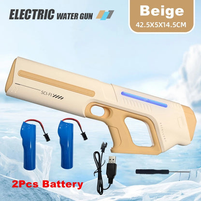 Een witte elektrische waterpistool met blauwe LED-verlichting, vastgehouden door een jonge vrouw in jeans. Geschikt voor speelplekken en zomerfeesten,