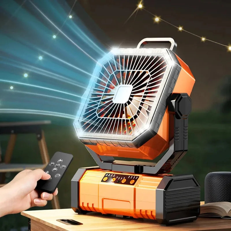 Oranje noodstroomvoorziening met USB-C oplaadpoorten, bedoeld voor outdoor-gebruik. Zichtbaar op een houten tafel met laptop en smartphone, geschikt v