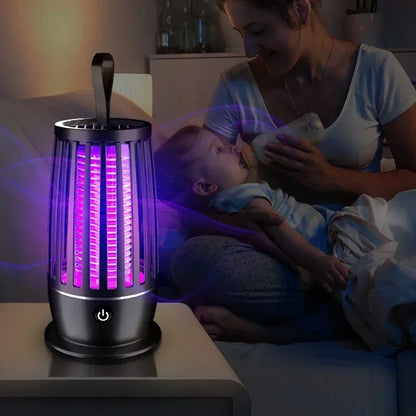 Zwart elektrische muggenkiller met paarse UV-verlichting en 3000V stroom, geschikt voor binnenruimtes. Effectief tegen muggen in slaapkamers en terras