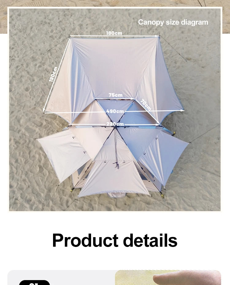 Zilveren vinyl zonnescherm met UPF60+ bescherming, geplaatst op het strand met twee vouwstoelen en tafel. Ideaal voor zonbescherming tijdens kamperen 