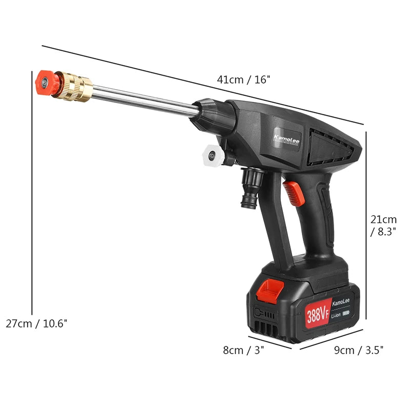 De Kamolee high pressure car wash gun met 388V Li-ion accu, zwart met rode accenten, staat naast haar opbergkoffer voorzien van slang en accessoires, 