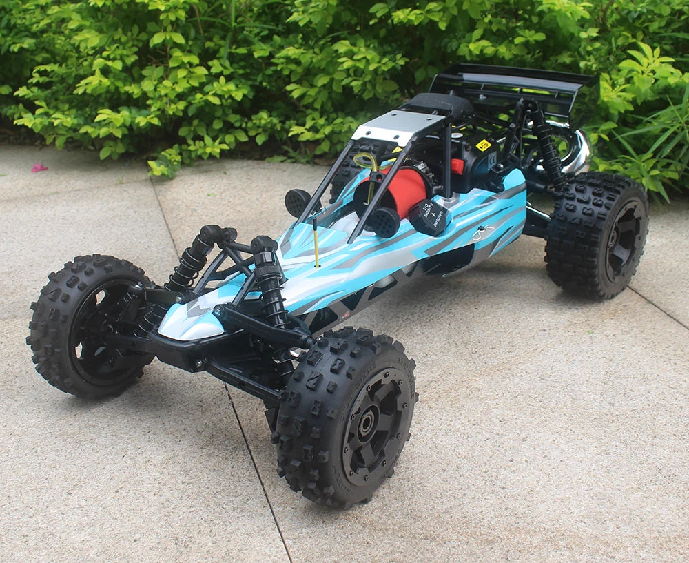 Groene camouflage RC buggy met zwarte banden en metalen frame, klaar voor terreinrijden. Zichtbare motor en stuurwiel, geschikt voor outdoor speelplek