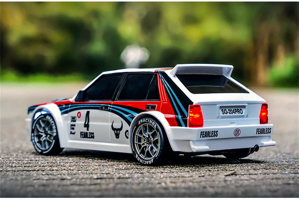 Een witte RC-rallyauto met rode en blauwe strepen, zwarte wielen en blauwe LED-verlichting, klaar voor drift- en race-activiteiten. Inclusief stuur, e