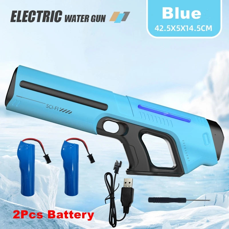 Een witte elektrische waterpistool met blauwe LED-verlichting, vastgehouden door een vrouw in jeans. Geschikt voor kinderen en volwassenen voor speelp