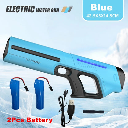 Een witte elektrische waterpistool met blauwe LED-verlichting, vastgehouden door een vrouw in jeans. Geschikt voor kinderen en volwassenen voor speelp