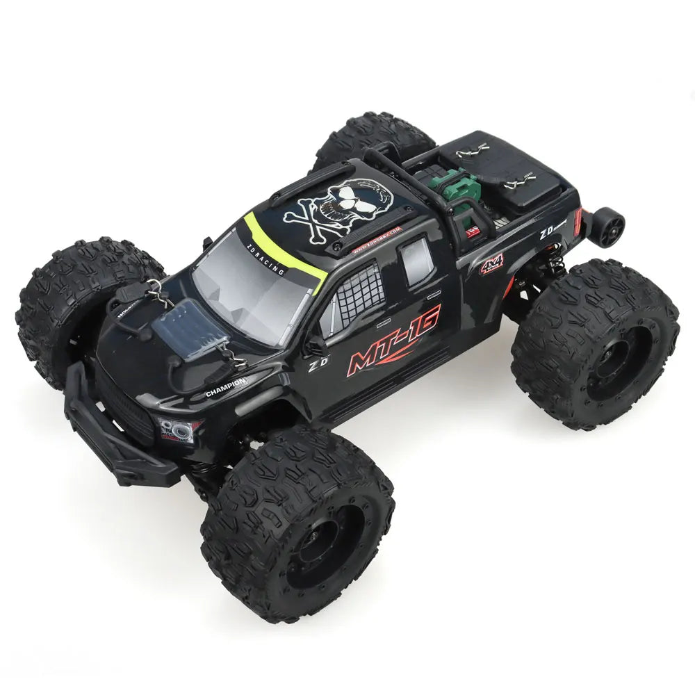 Oranje en blauwe RC monstertruck met grote zwarte banden en zichtbare "MT-16" sticker, geplaatst naast zijn zwarte stuurcontroller voor speelplezier o