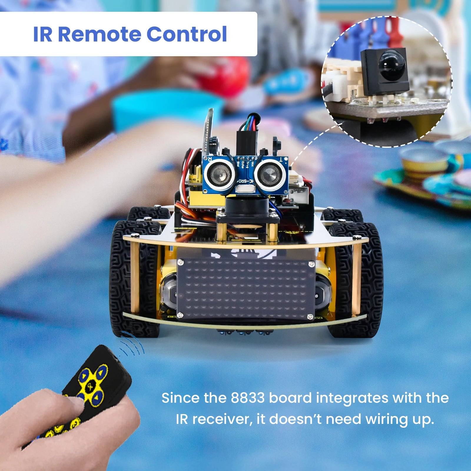 De Keyestudio robotkit met zwarte chassis en gele wielen, inclusief sensoren, microcontroller, batterijen en accessoires voor zelfbouw van een educati