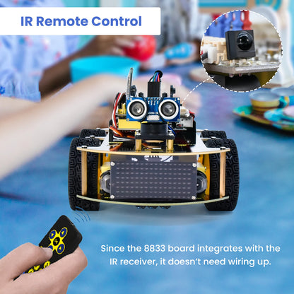 De Keyestudio robotkit met zwarte chassis en gele wielen, inclusief sensoren, microcontroller, batterijen en accessoires voor zelfbouw van een educati