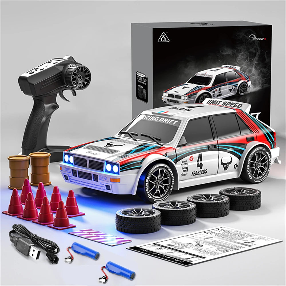 Een witte RC-rallyauto met rode en blauwe strepen, zwarte wielen en blauwe LED-verlichting, klaar voor drift- en race-activiteiten. Inclusief stuur, e