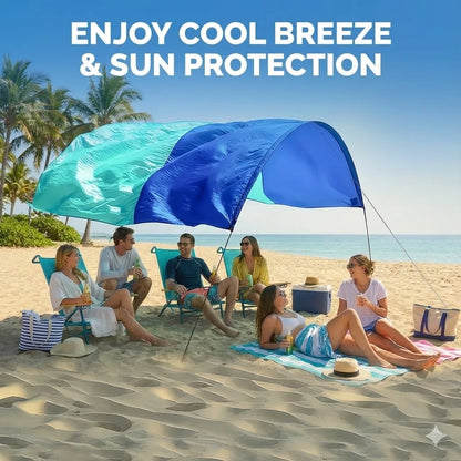 Windbestendige strandparasol in blauw en turquoise, met zichtbare zitbanken en koelbox op zand. Ideaal voor zonbescherming bij strandfeesten en zomerv
