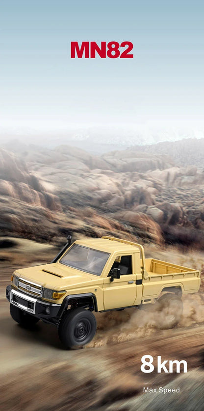 De ZWN MN82S 1:12 RC Toyota Land Cruiser in bruin, met grote terreinbanden en een opvallende voorbumper, staat op rotsachtig terrein. Officieel licent