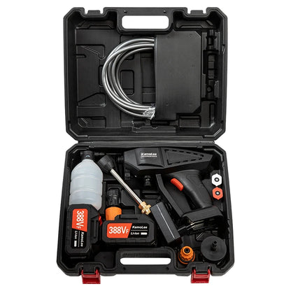 De Kamolee high pressure car wash gun met 388V Li-ion accu, zwart met rode accenten, staat naast haar opbergkoffer voorzien van slang en accessoires, 