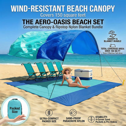Windbestendige strandparasol in blauw en turquoise, met zichtbare zonnewering en zand onder de ligstoelen. Ideaal voor zonnige stranddagen en zomerse 