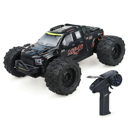 Oranje en blauwe RC monstertruck met grote zwarte banden en zichtbare "MT-16" sticker, geplaatst naast zijn zwarte stuurunit voor speelplezier op zach