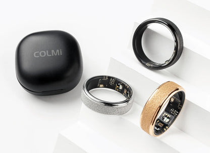 Een COLMi slimme ring in goudkleur met glinsterende textuur, naast een zwarte variant met zichtbare technische componenten, beide in een zwarte opbergdoos voor dagelijks gebruik en sportactiviteiten. - Foto 32