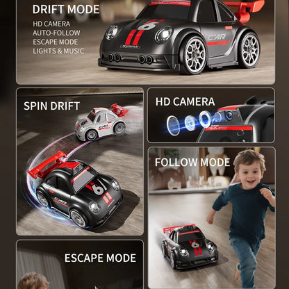 Zwart en witte RC-raceauto’s met HD-camera’s voor live-uitzending, gestuurd via een draadloze controller met scherm. Perfect voor speelgoedraces en ki