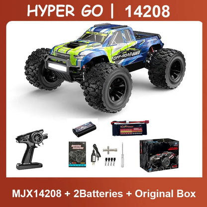 Grote, gele en blauwe off-road RC-buggy met zwarte banden en stuurwiel, inclusief zwarte stuurunit. Perfect voor speelplein of tuin, geschikt voor kin