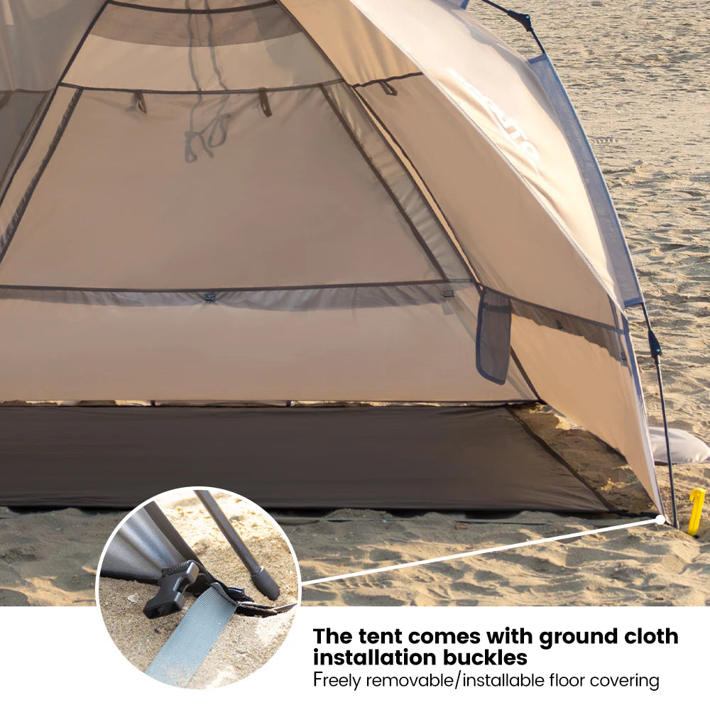 Zilveren vinyl zonnescherm met UPF60+ bescherming, opgesteld op het strand met twee vouwstoelen en tafel. Ideaal voor zonbescherming tijdens kamperen 