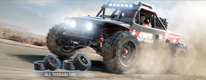 Een rood-zwart 4WD off-road RC-raceauto met grote knipperende koplampen en zwarte rubberen banden, geleverd met een zwarte stuurunit en 2S/25C batteri