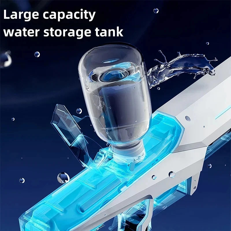 Een witte elektrische waterpistool met blauwe LED-verlichting, vastgehouden door een jonge vrouw in jeans. Geschikt voor speelplekken en zomerfeesten,