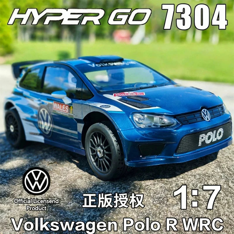 Een 1:7 schaalmodel van een Volkswagen Polo rallyauto, met blauw-wit livery en zichtbare details zoals de wielophanging en de 'NALES 1' sponsorsticker