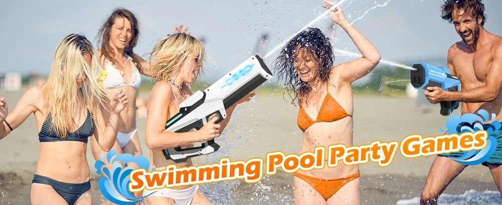 Een witte elektrische waterpistool met blauwe LED-verlichting, vastgehouden door een vrouw in jeans. Het speelgoed is voor kinderen en geschikt voor z
