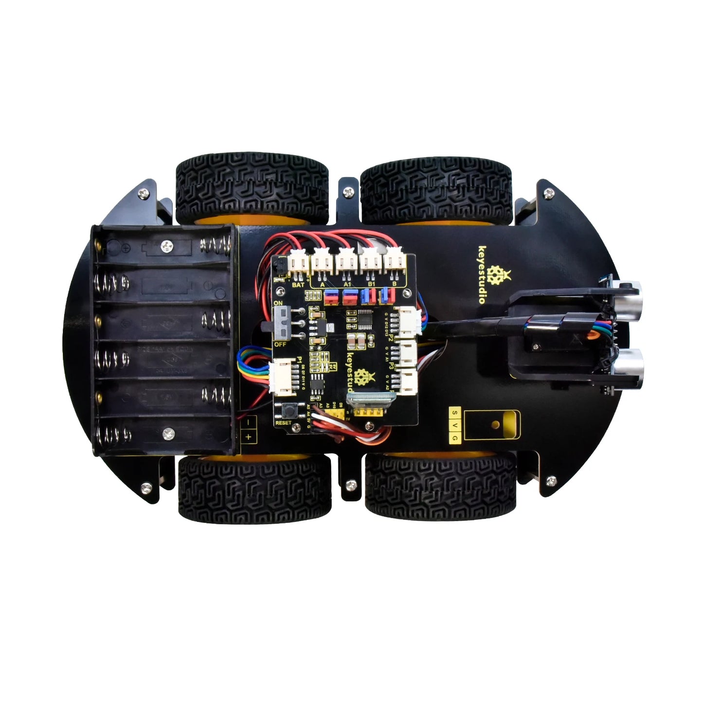 Een Keyestudio robotkit met zwarte chassis, gele wielen en diverse elektronische componenten, inclusief sensoren en een microcontroller, voor educatie