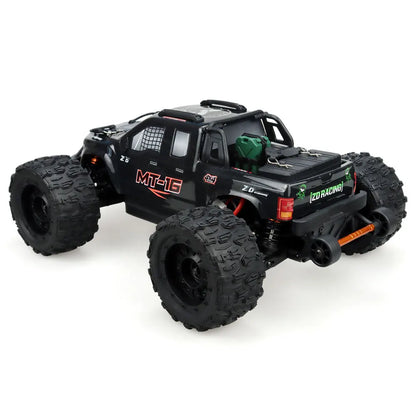 Oranje en blauwe RC monstertruck met grote zwarte banden en zichtbare "MT-16" sticker, geplaatst naast zijn zwarte stuurunit voor speelplezier op zand