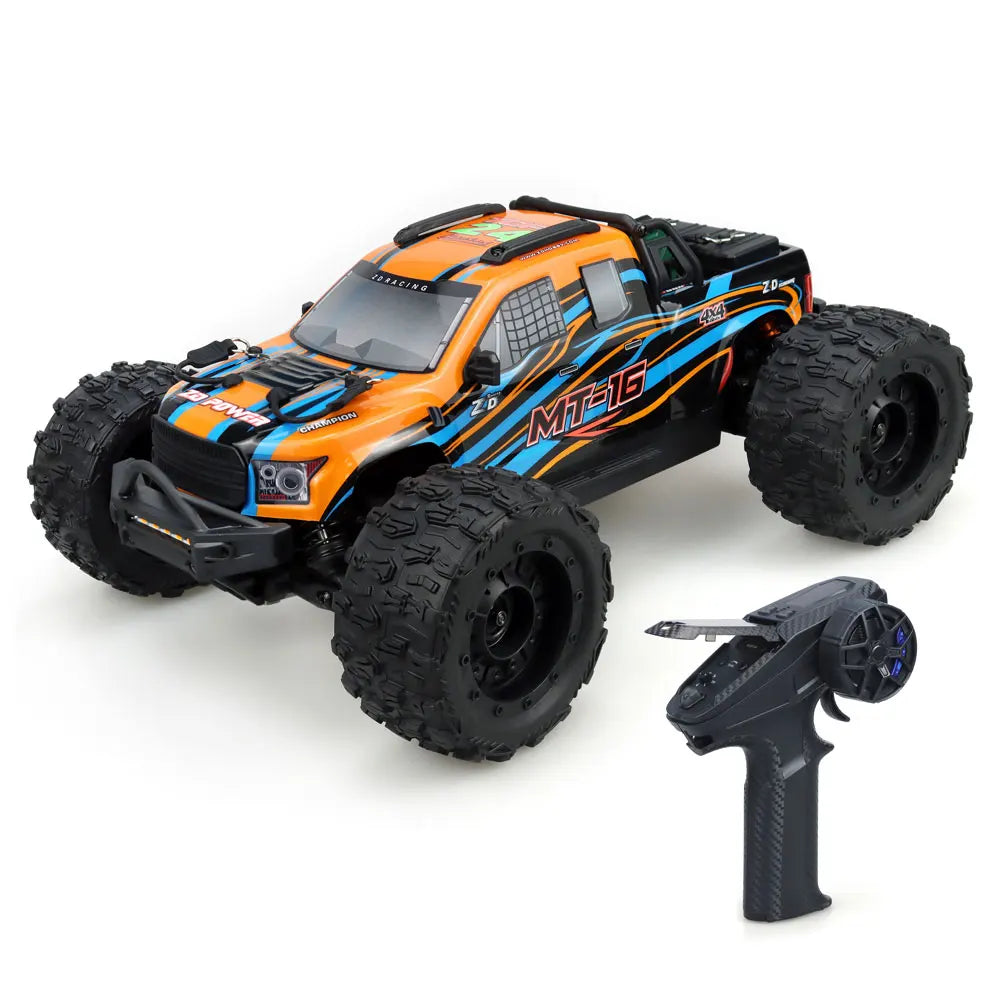 Oranje en blauwe RC monstertruck met grote zwarte banden en zichtbare "MT-16" sticker, geplaatst naast zijn zwarte stuurunit voor speelplezier op zach