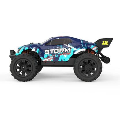 Blauwe JIUSI MT14R 1/14 RC-raceauto met zwarte banden en “STORM”- en “THUNDER”-afbeeldingen, geschikt voor speelgoedraces en kinderen. Zichtbare detai