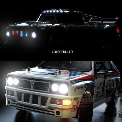 Een witte 1:14 schaalmodel rallyauto met blauwe en rode strepen, 4x4 aandrijving en een supermotor, geschikt voor speelgoedrallywedstrijden en racetra