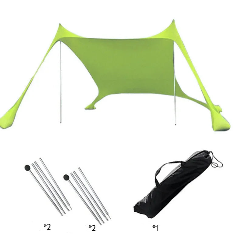 Blauwe zonnescherm tent met metalen stangen biedt schaduw op het strand. Vrouw in bikini en hoed ligt op een ligstoel onder de tent, ideaal voor zonbe