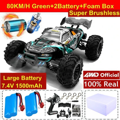 Zwart en roze RC monstertruck met grote, modderige banden en blauwe LED-verlichting, in actie op een zandige terrein. Geschikt voor extreme terreinrac