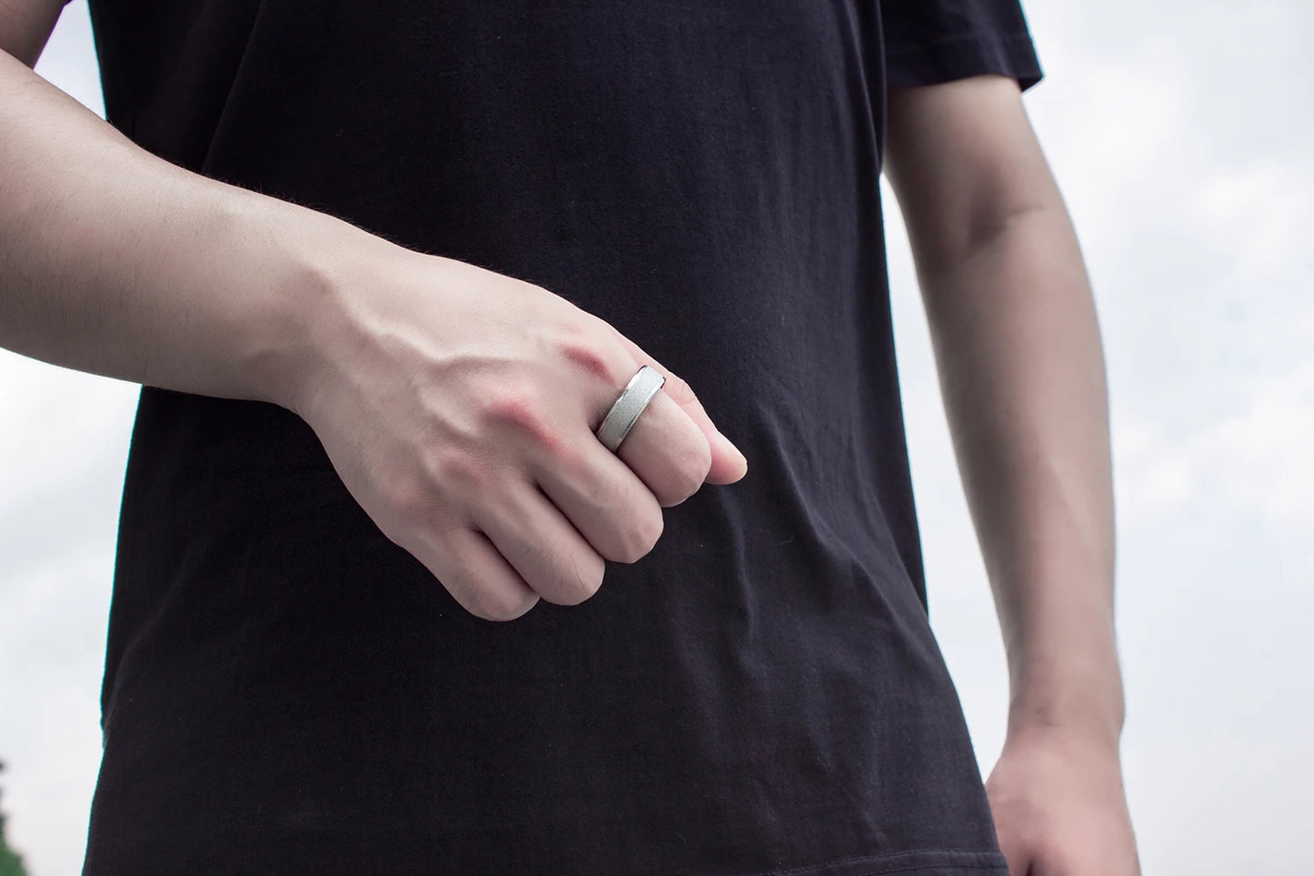 Een gouden slimme ring met glanzende textuur ligt in een zwarte opbergdoos, naast een zwarte variant met zichtbare technische componenten, speciaal ontworpen voor slimme ringen en technologische accessoires. - Foto 33
