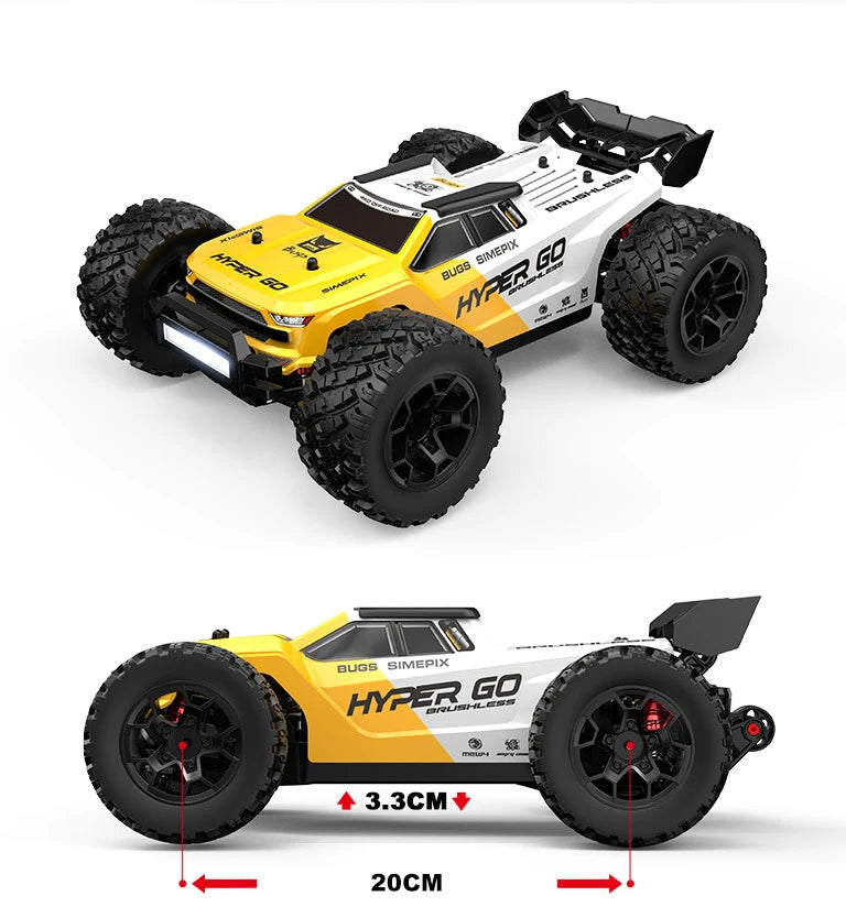 Grote, gele en blauwe off-road RC-buggy met zwarte banden en stuurwiel, inclusief zwarte stuurunit. Ideaal voor speelplein of tuin, geschikt voor kind