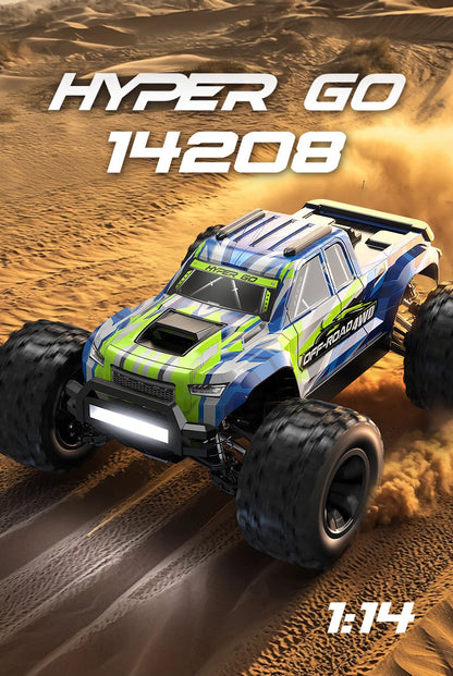 Grote, gele en blauwe off-road RC-buggy met zwarte banden en stuurwiel, inclusief zwarte stuurcontroller. Ideaal voor kinderen en hobbyisten die op zo