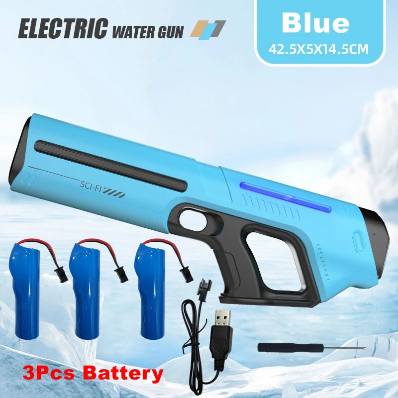Een witte elektrische waterpistool met blauwe LED-verlichting, bediend door een jonge vrouw in jeans. Geschikt voor speelplekken en zomerfeesten, incl