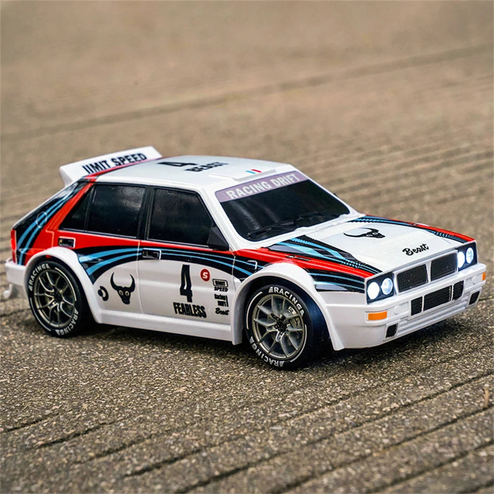 Een witte RC-rallyauto met rode en blauwe strepen, zwarte wielen en blauwe LED-verlichting, klaar voor drift- en race-activiteiten. Inclusief stuur, e