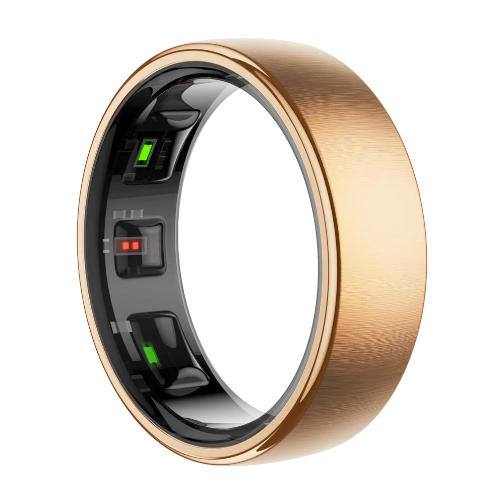 Een zilverkleurige slimme ring met glanzende, getextureerde band en zichtbare sensorlichtjes, naast een goudkleurige variant op een draadloze oplader voor gezondheidsmonitoren. - Foto 7