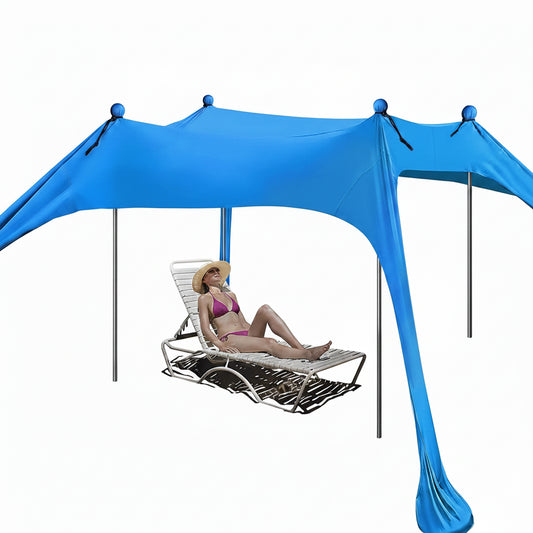 Blauwe zonnescherm tent met metalen stokken biedt schaduw op het strand. Een vrouw in bikini en strohoed rust op een ligstoel onder de tent, perfect v