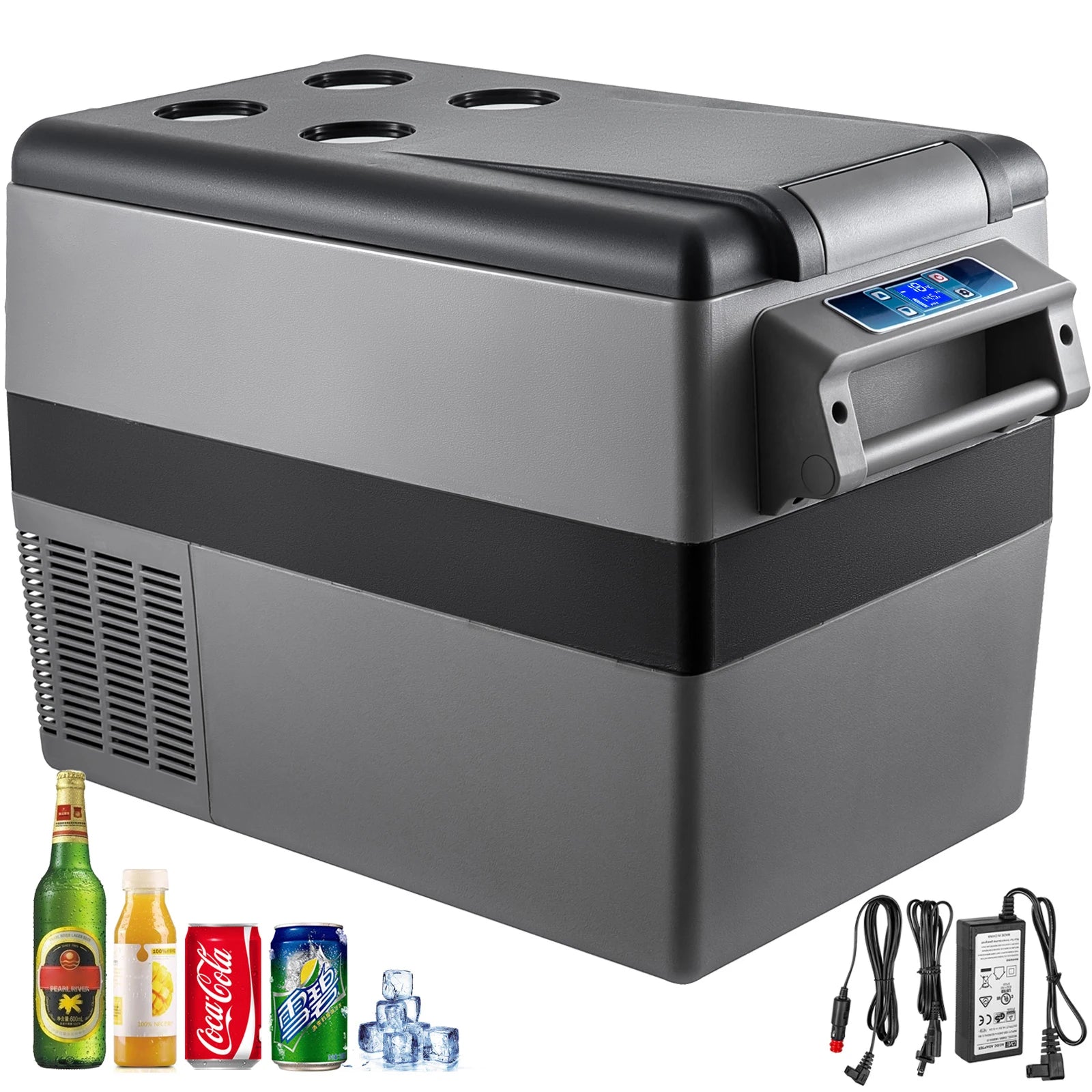 Zwarte, compacte elektrische koelbox met digitale display en drinkhouder, geschikt voor kantoor of reis. Toont dranken, ijsblokjes en oplaadkabels voo