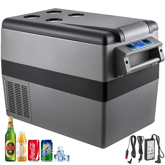 Zwarte, compacte elektrische koelbox met digitale display en drinkhouder, geschikt voor kantoor of reis. Toont dranken, ijsblokjes en oplaadkabels voo