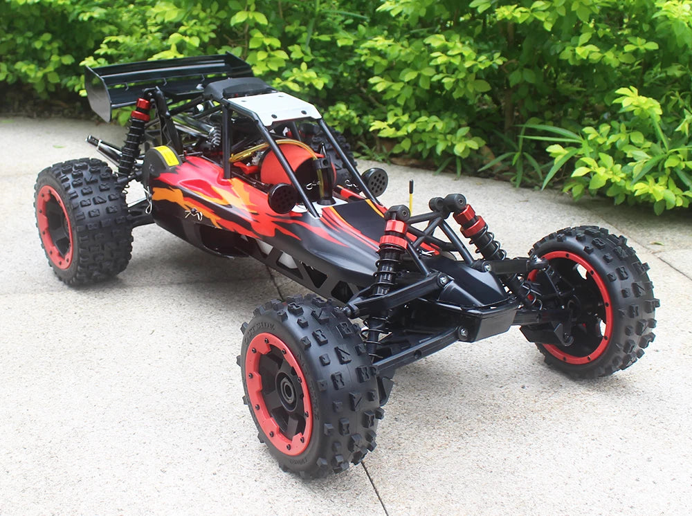 Groene kamoufleer RC buggy met zwarte banden en metalen frame, klaar voor terreinrijden. Perfect voor outdoor speelplekken en avontuurlijke kinderen. 