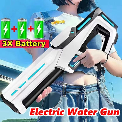 Een witte elektrische waterpistool met blauwe LED-verlichting, vastgehouden door een jonge vrouw in jeans. Geschikt voor kinderen en volwassenen voor 