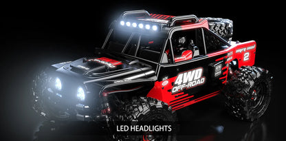 Een rood-zwarte 4WD off-road RC-tractor met grote knipperende koplampen en zwarte rubberen banden, uitgerust met een zwarte stuurunit en 2S/25C batter