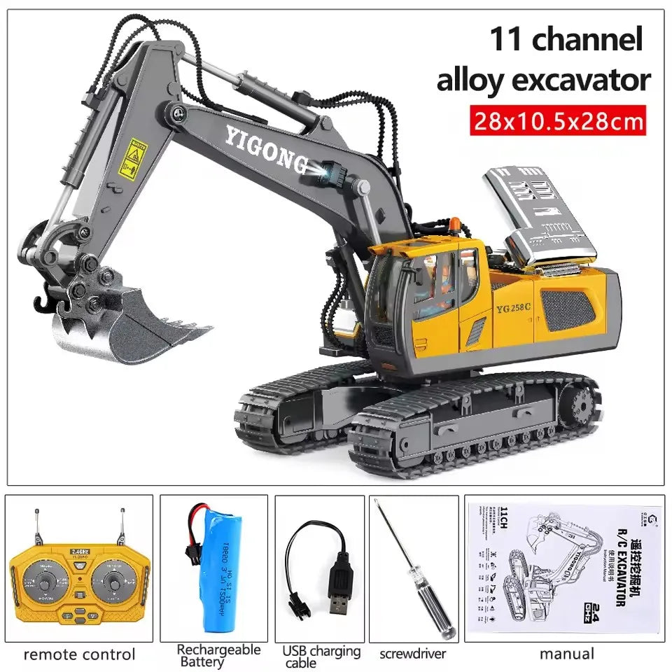 Grote gele RC-graafmachines met zwarte details, inclusief een bulldozer, graafmachine en dumptruck, staan op zand. Een hand houdt de oranje afstandsbe