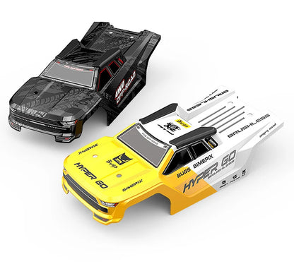 Grote gele en blauwe off-road RC buggy met zwarte banden en stuurwiel, uitgerust met stuurcontroller voor speelplein of terras. Perfect voor kinderen 
